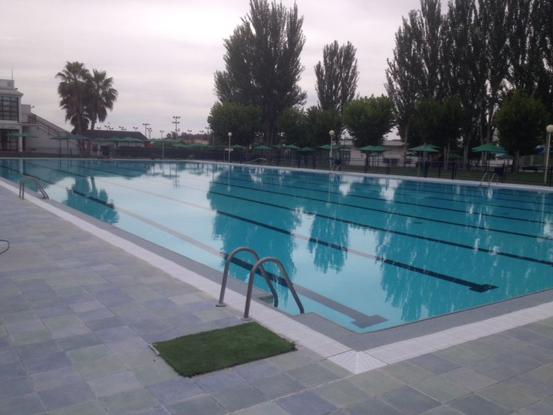 PISCINA DE 1500 M2 EN badajoz color blanco